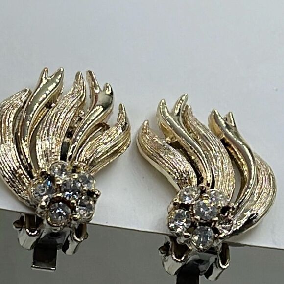 Vintage Lisner plume crawler earring rhinestones clip style. - Picture 3 of 7